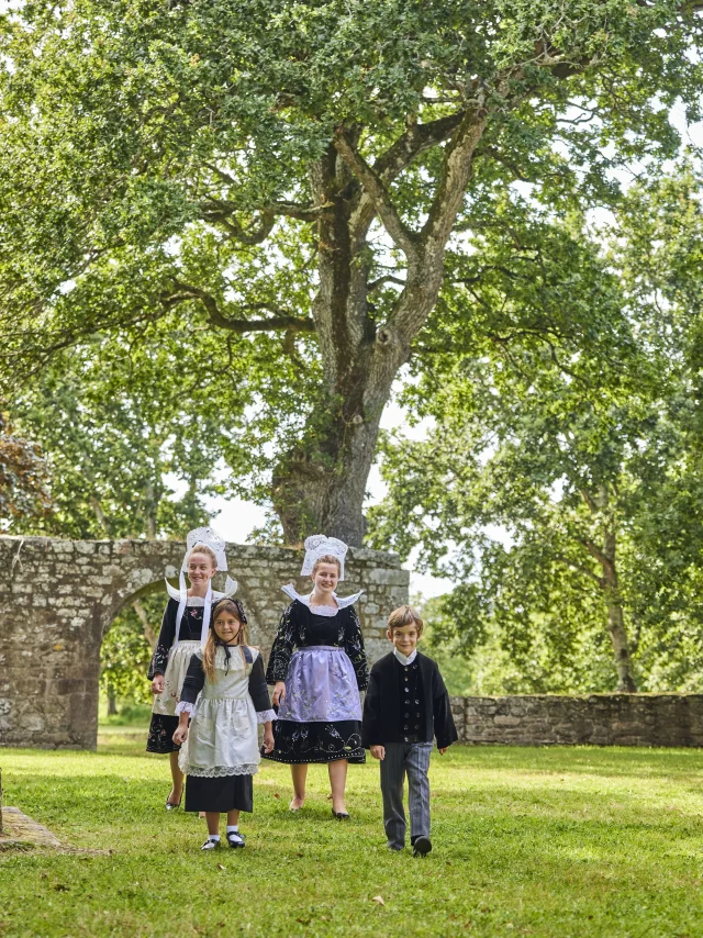 Tänzer des Cercle celtique Korollerien Bénodet in der Nähe des Kalvarienbergs der Kapelle Sainte-Brigitte