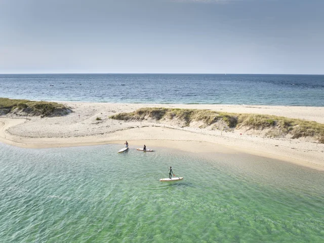 Pratiquants de stand-up paddle à Bénodet