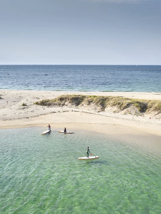 Pratiquants de stand-up paddle à Bénodet