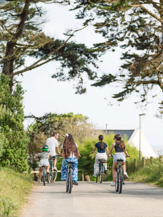 Familie auf Fahrradtour in Bénodet in der Nähe der Pointe de Groasguen