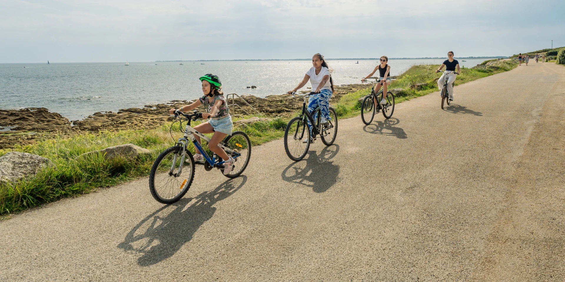 Famille en balade à vélo à Bénodet près de la Pointe de Groasguen