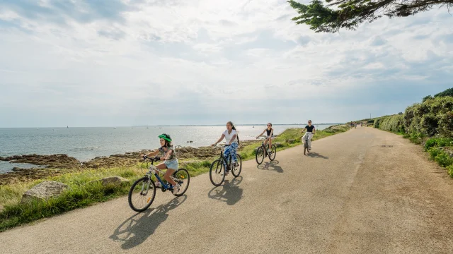 Familie auf Fahrradtour in Bénodet in der Nähe der Pointe de Groasguen