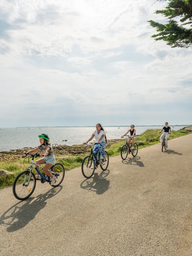 Famille en balade à vélo à Bénodet près de la Pointe de Groasguen