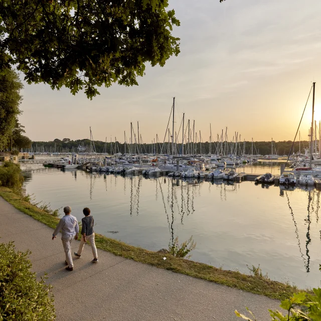 Un couple en promenade sur le port de plaisance de Bénodet