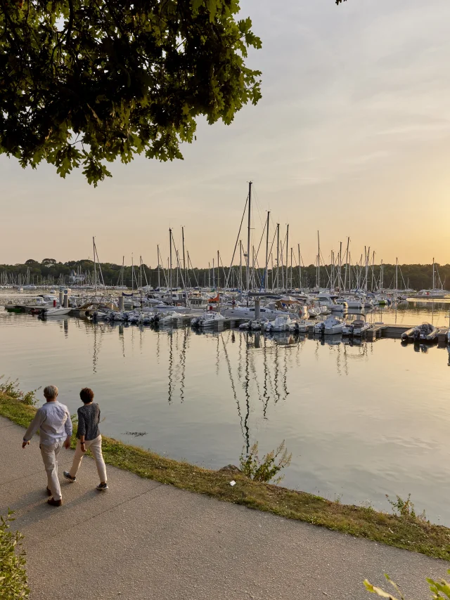 A couple out for a stroll in Bénodet marina