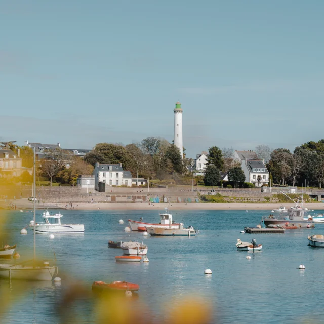 Blick auf den Phare du Coq von Sainte-Marine aus gegenüber von Bénodet