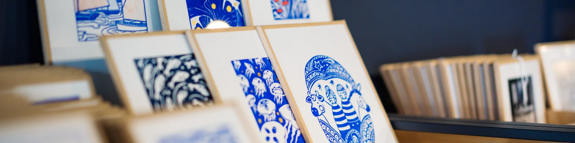 Linogravures en vente dans un commerce de Bénodet