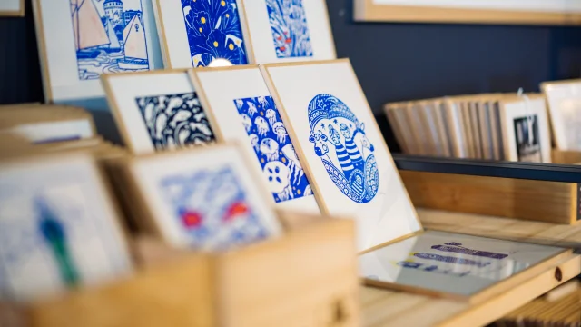 Linogravures en vente dans un commerce de Bénodet