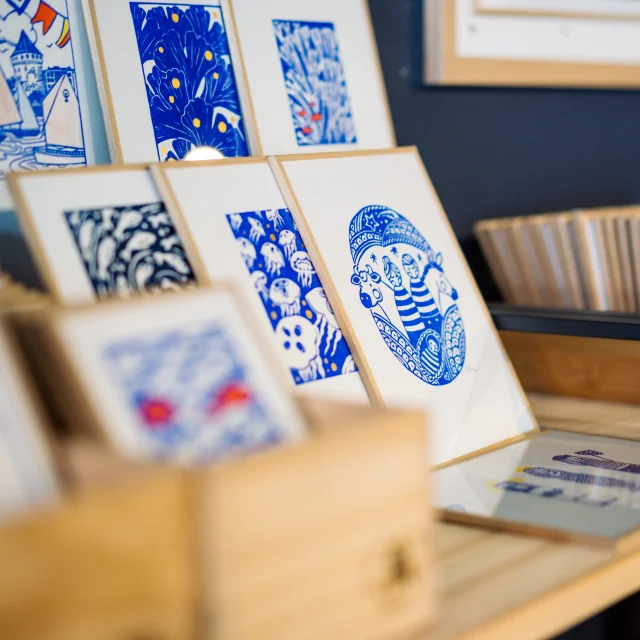 Linogravures en vente dans un commerce de Bénodet