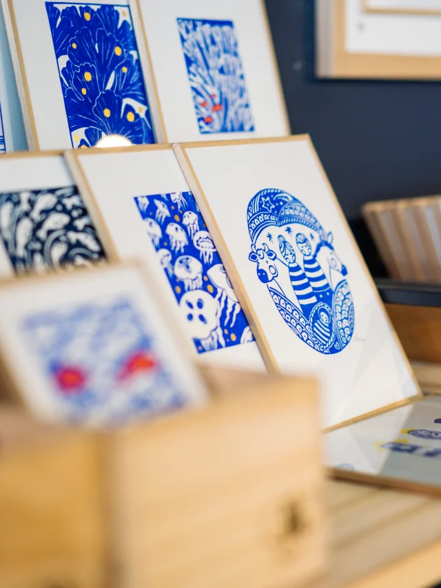 Linogravures en vente dans un commerce de Bénodet