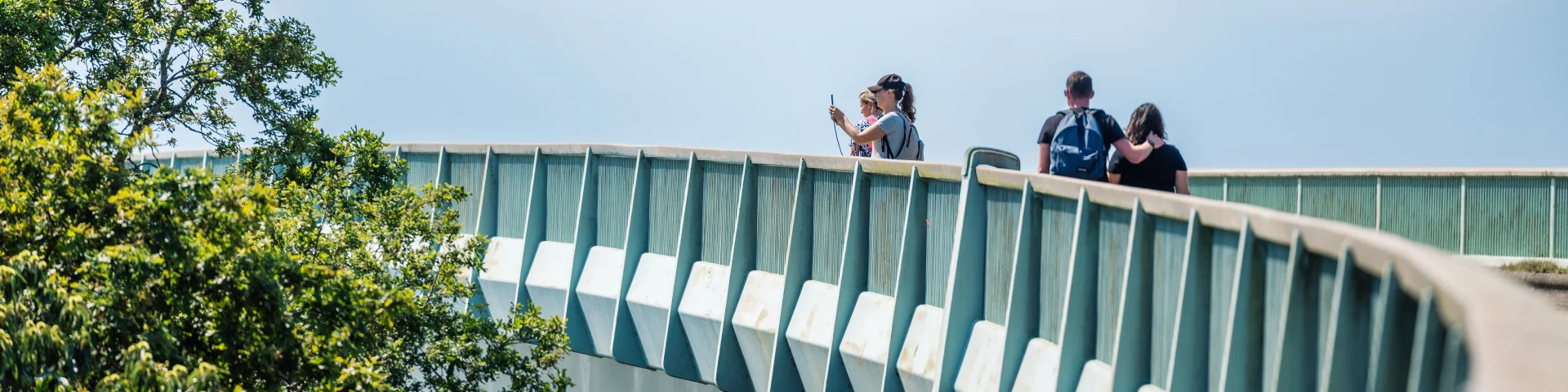 Promeneurs sur le Pont de Cornouaille