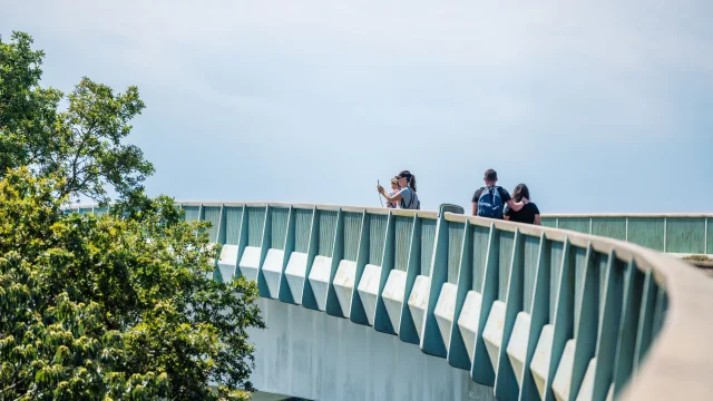 Promeneurs sur le Pont de Cornouaille