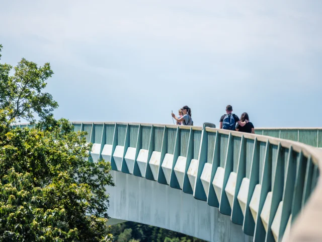 Promeneurs sur le Pont de Cornouaille