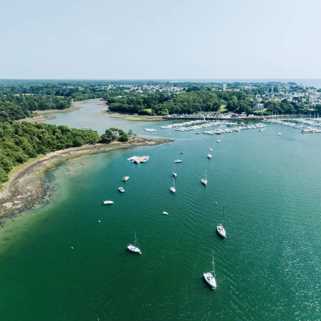 Luftaufnahme der Anse de Penfoul in Bénodet von der Pont de Cornouaille aus