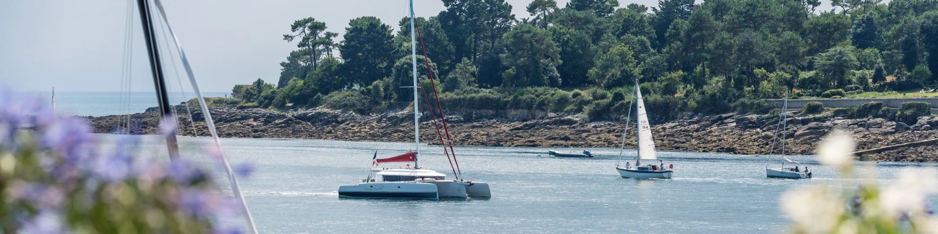 Catamaran dans l'Estuaire de l'Odet pris en photo depuis l'Esplanade de la Plage du Trez