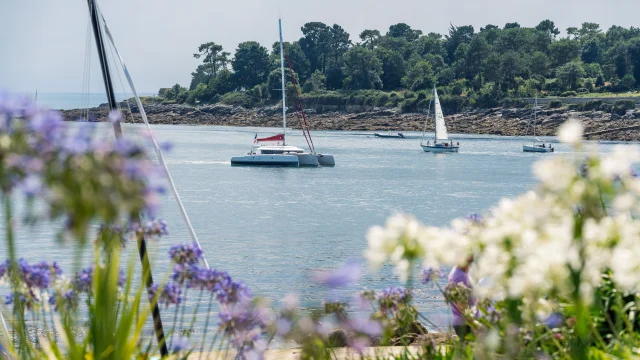 Catamaran in de monding van Odet, gefotografeerd vanaf de Esplanade de la Plage du Trez