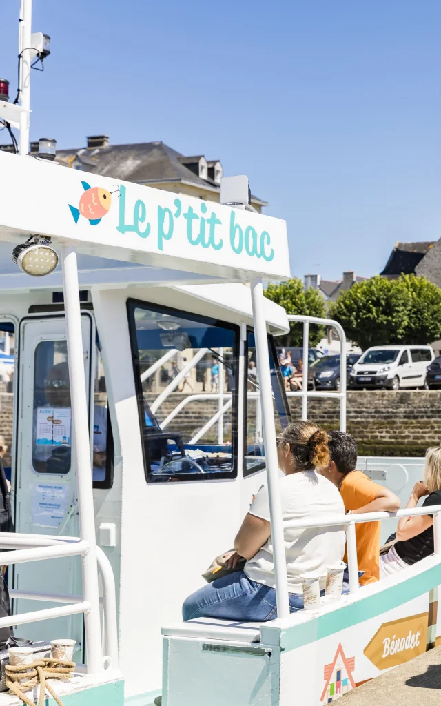 Paar, das bereit ist, mit einem Kinderwagen an Bord der Fußgängerfähre zu gehen