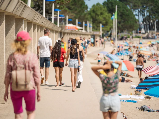 Familienspaziergang entlang des Plage du Trez in der Nähe der Strandhütten