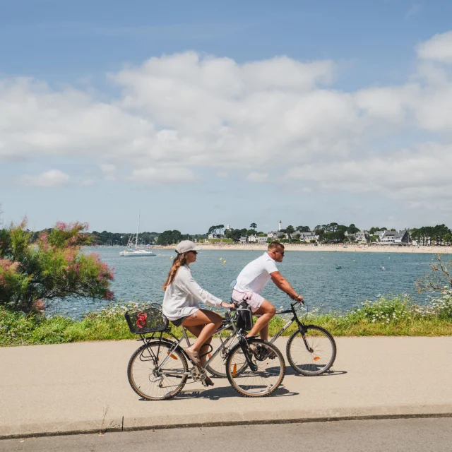 Paar auf dem Fahrrad auf der Trasse der V45 an der Corniche de la Mer in Bénodet