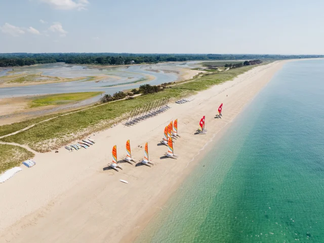 Luftaufnahme der Katamarane auf den Dünen von Mousterlin