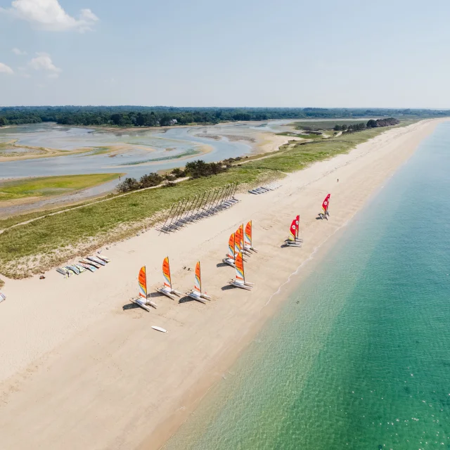 Luftaufnahme der Katamarane auf den Dünen von Mousterlin