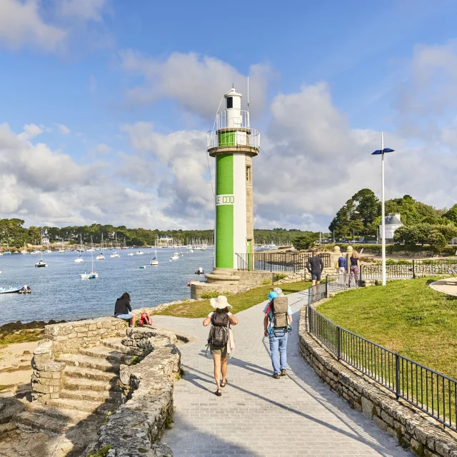Promeneurs au pied du Phare du Coq