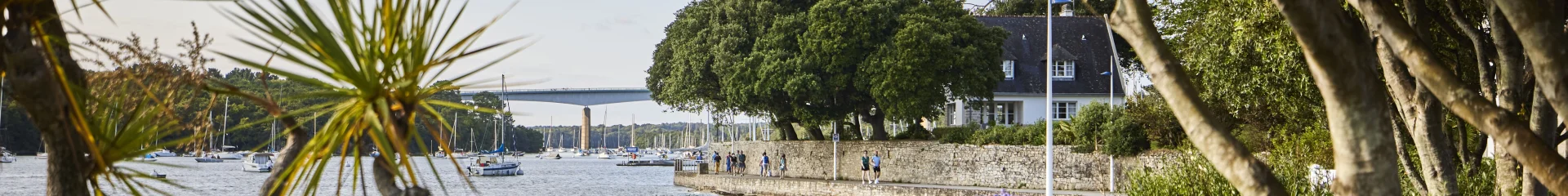 Chemin piéton entre le vieux port et le port de plaisance de Bénodet