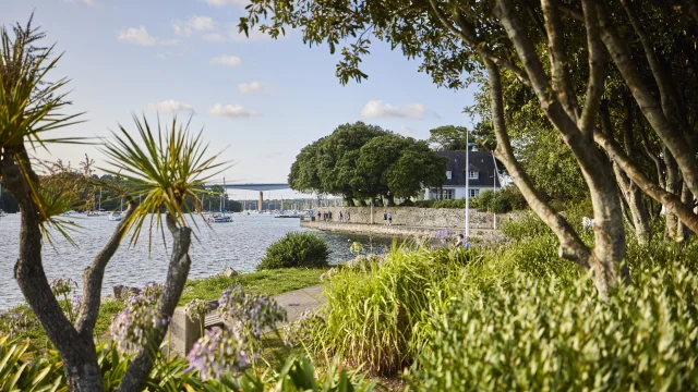 Voetpad tussen de oude haven en de jachthaven van Bénodet
