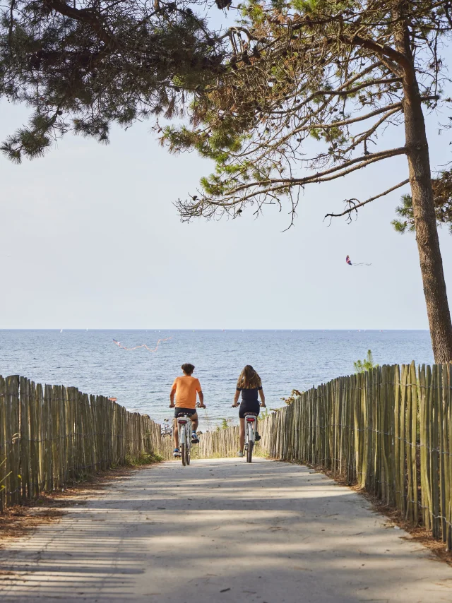 Radtouristen auf dem Weg zum Strand von Pointe Saint-Gilles