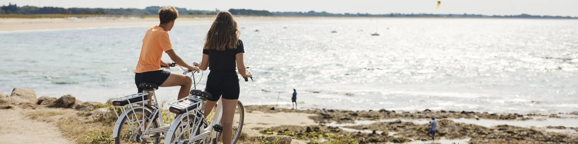 Jeunes gens à vélo au niveau de la Pointe de Groasguen