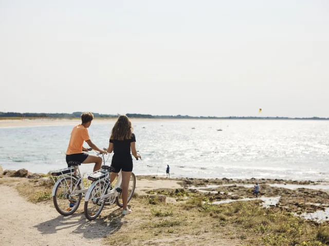 Jeunes gens à vélo au niveau de la Pointe de Groasguen