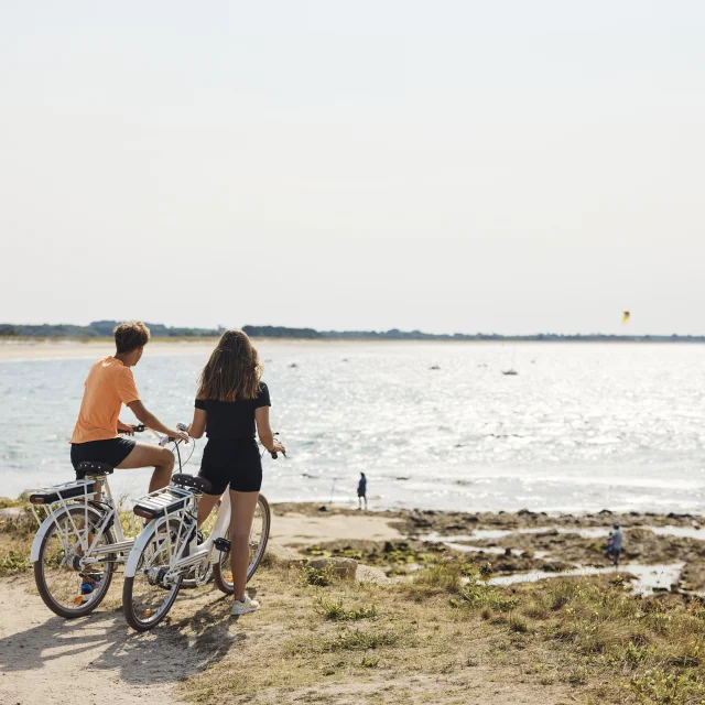Jeunes gens à vélo au niveau de la Pointe de Groasguen