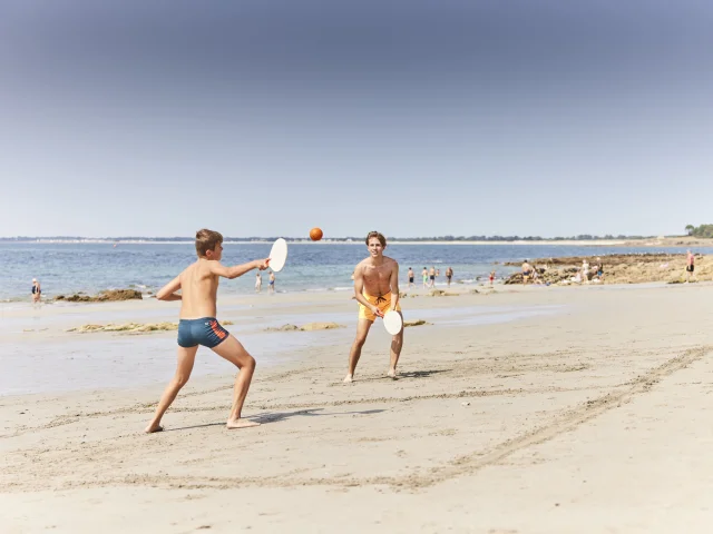 Kinder bei einem Schneeschuhspiel am Plage de la Pointe-Saint-Gilles
