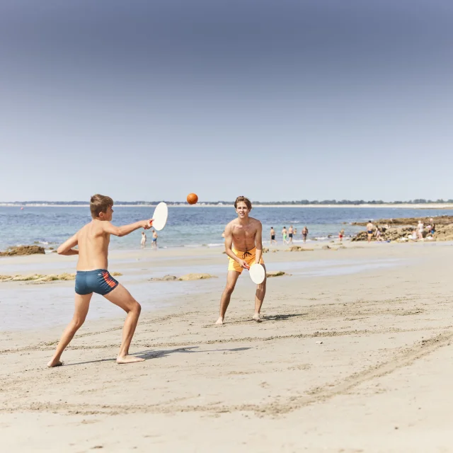 Kinder bei einem Schneeschuhspiel am Plage de la Pointe-Saint-Gilles