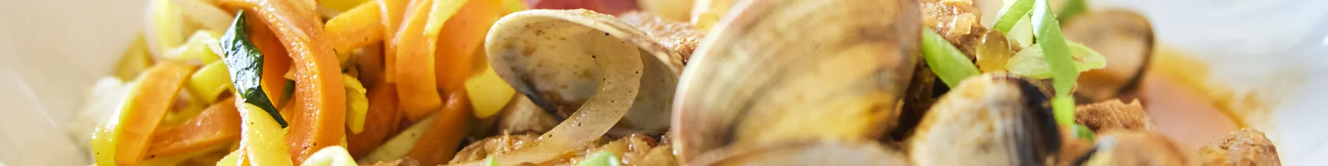 Plat de palourdes et légumes au Restaurant Le Transat à Bénodet