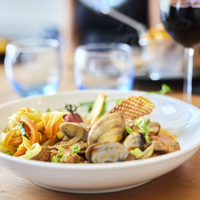 Plat de palourdes et légumes au Restaurant Le Transat à Bénodet