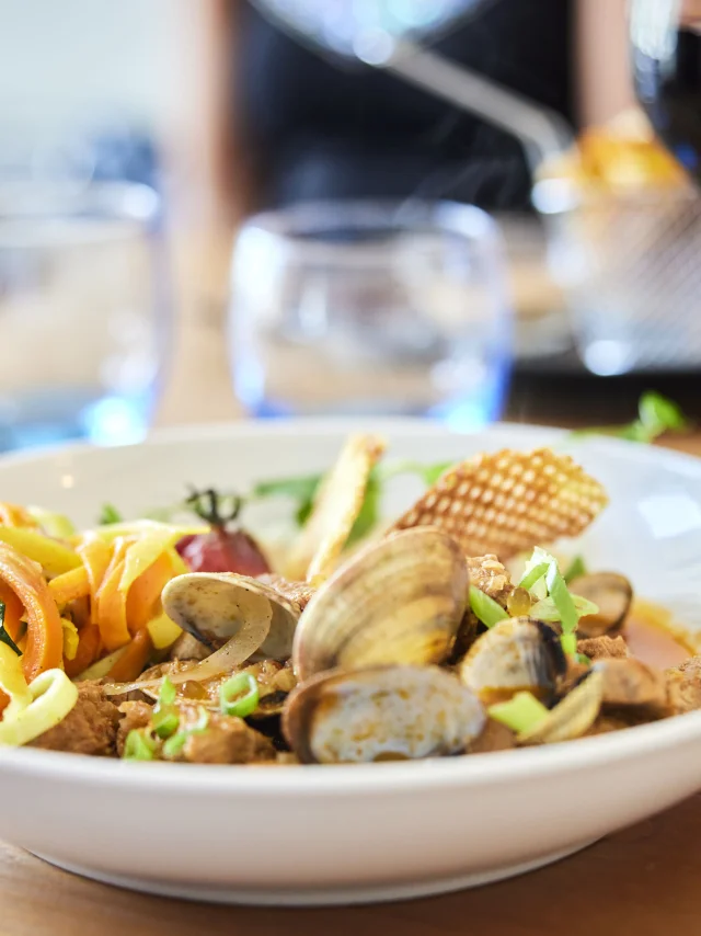 Plat de palourdes et légumes au Restaurant Le Transat à Bénodet