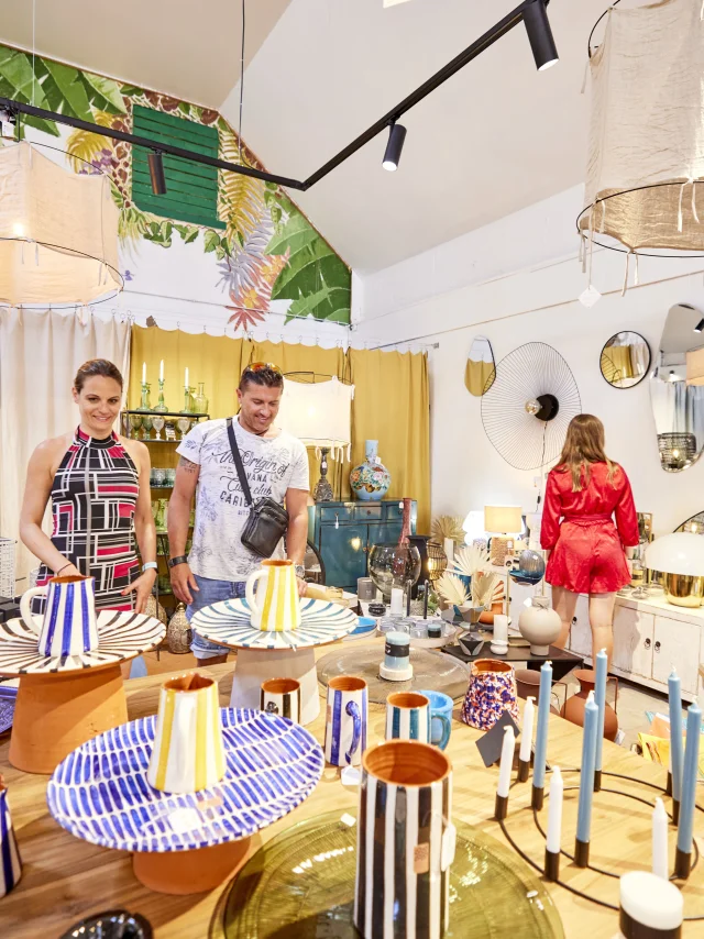 Kundinnen und Kunden im Concept Store Concept 8 - Deko & Café