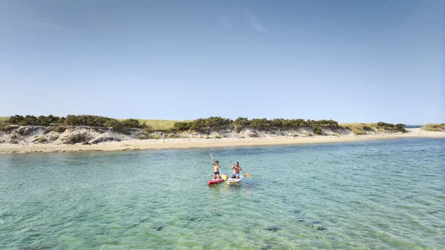 Paddeln auf dem Weißen Meer nahe dem Strand von Letty in Bénodet