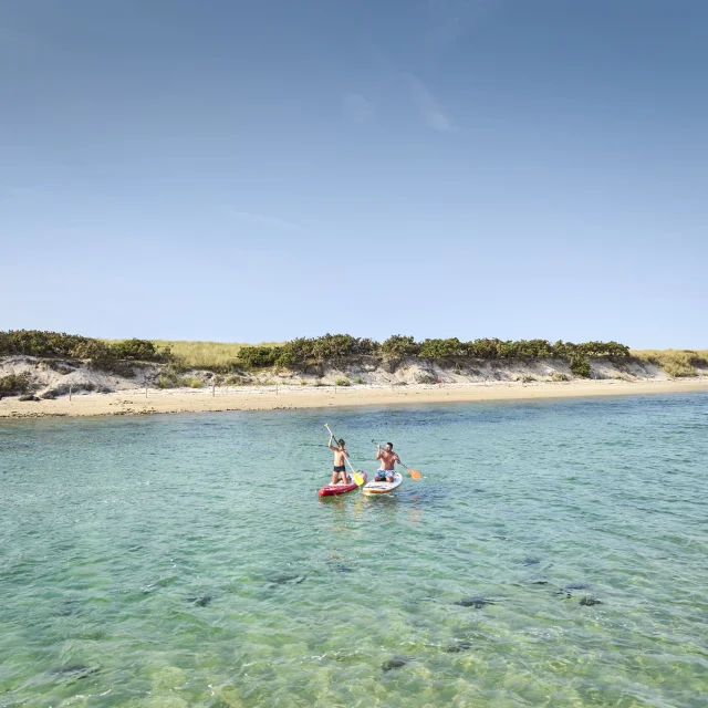 Paddeln auf dem Weißen Meer nahe dem Strand von Letty in Bénodet