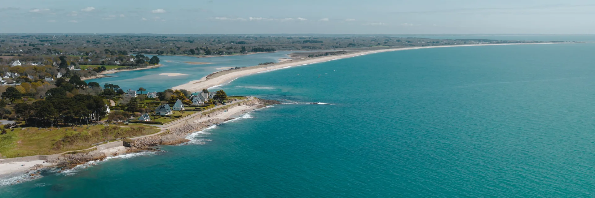 Vue aérienne de la Pointe de Groasguen avec la Plage du Letty et la Pointe de Mousterlin en fond