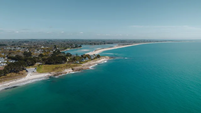 Vue aérienne de la Pointe de Groasguen avec la Plage du Letty et la Pointe de Mousterlin en fond