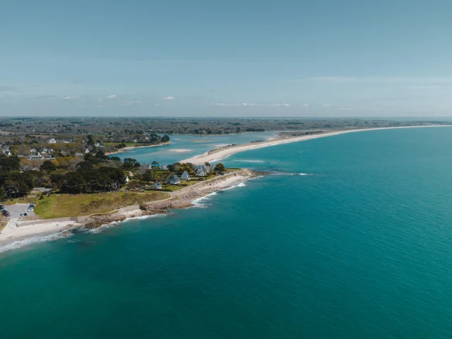 Vue aérienne de la Pointe de Groasguen avec la Plage du Letty et la Pointe de Mousterlin en fond