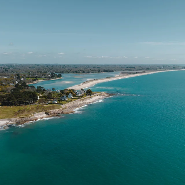 Vue aérienne de la Pointe de Groasguen avec la Plage du Letty et la Pointe de Mousterlin en fond