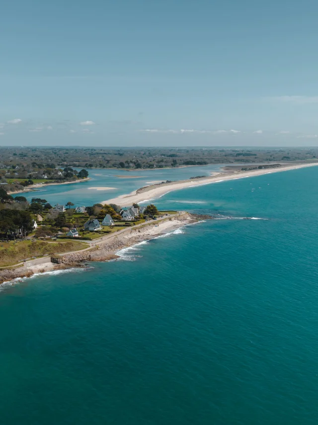 Vue aérienne de la Pointe de Groasguen avec la Plage du Letty et la Pointe de Mousterlin en fond