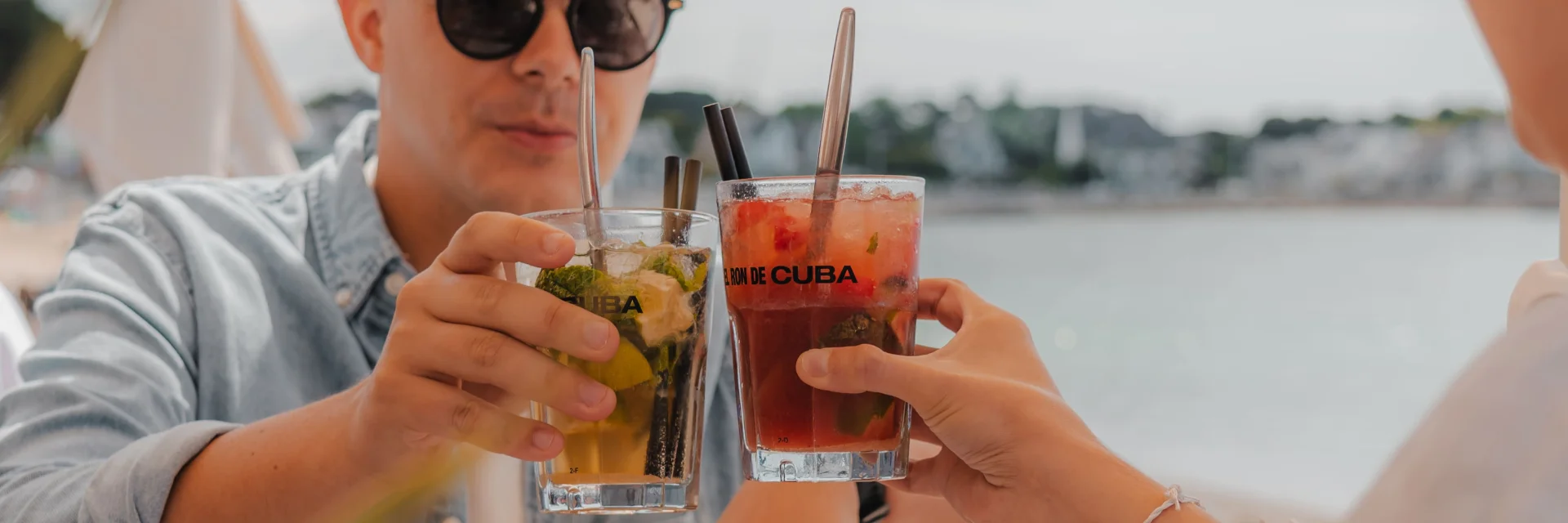 Couple buvant un verre à la terrasse du Sans Souci