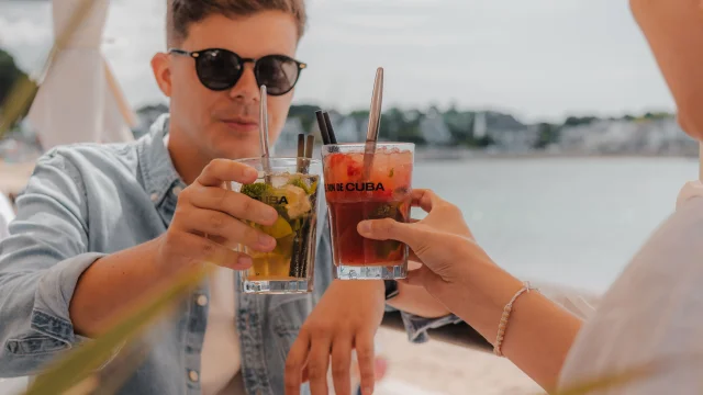 Paar bei einem Drink auf der Terrasse des Sans Souci