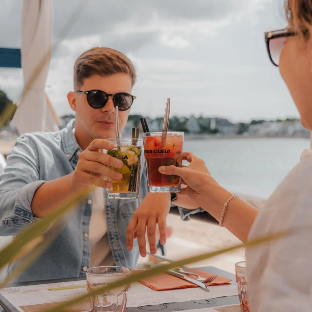Couple buvant un verre à la terrasse du Sans Souci