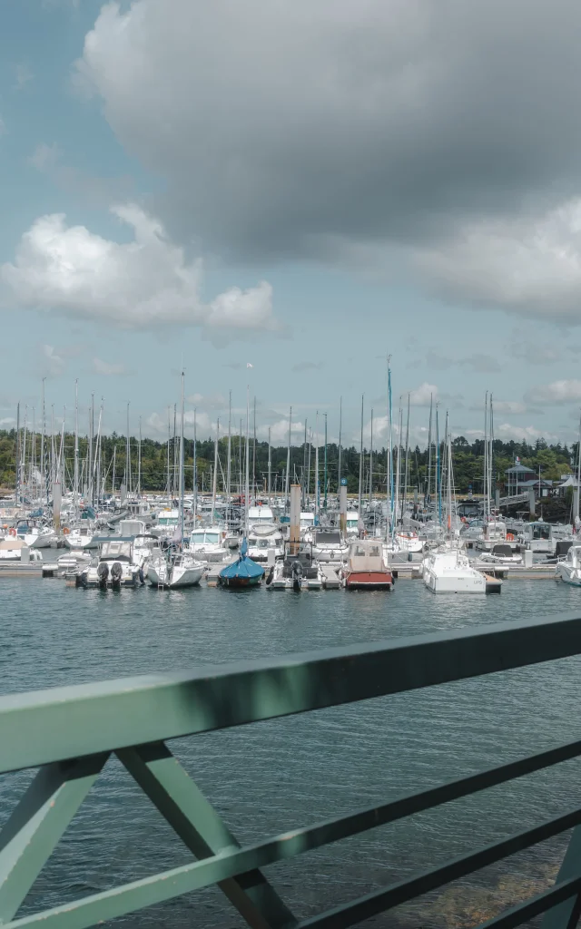 Blick von der Fußgängerbrücke auf den Jachthafen von Bénodet