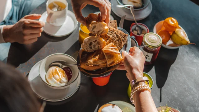 Couple prenant un petit déjeuner au Bateau Libre